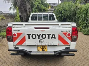 Toyota Hilux 2024 White