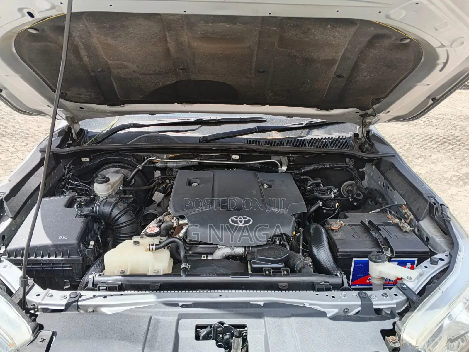 Toyota Hilux 2023 Silver
