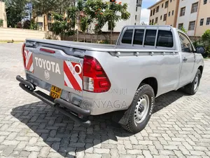Toyota Hilux 2023 Silver