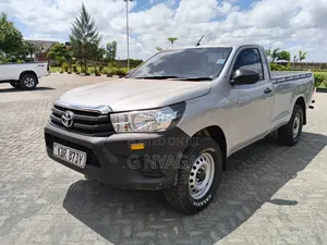 Toyota Hilux 2023 Silver