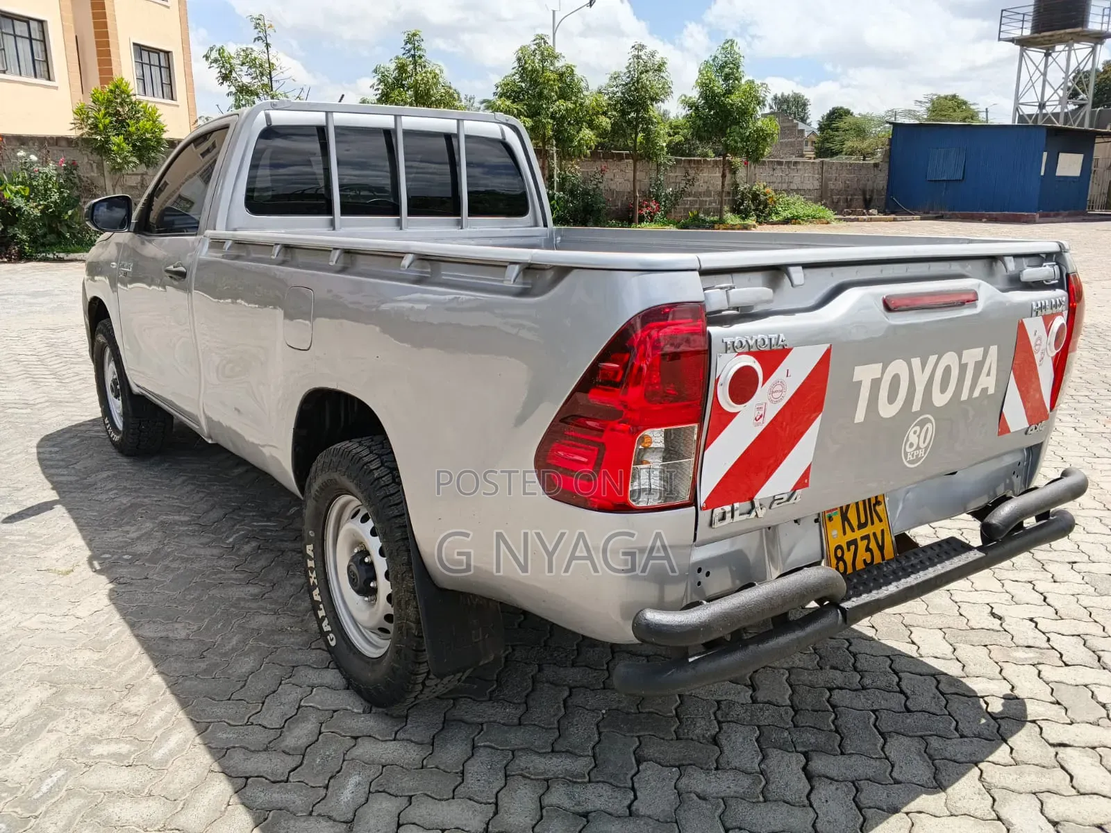 Toyota Hilux 2023 Silver