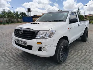 Toyota Hilux 2013 White