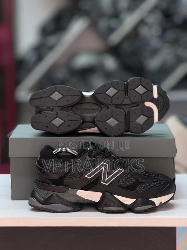 New Balance 9060 Black Silver – Trendy Chunky Sneakers