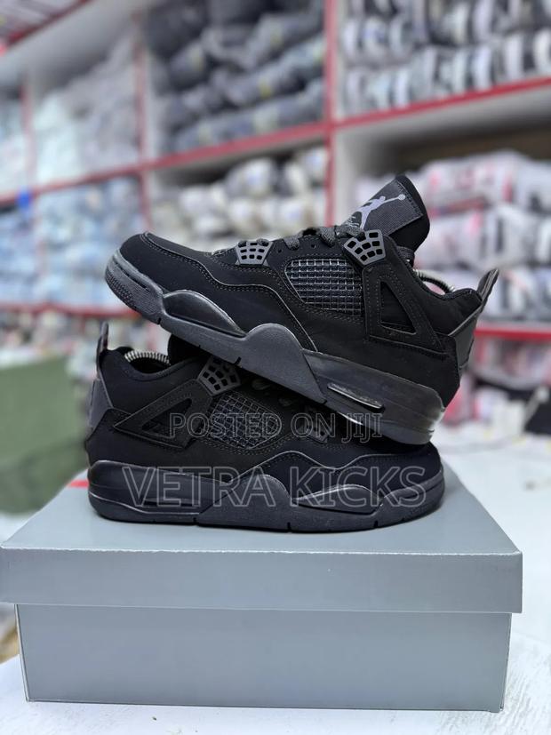 Air Jordan 4 – All Black – Sleek Streetwear Sneakers