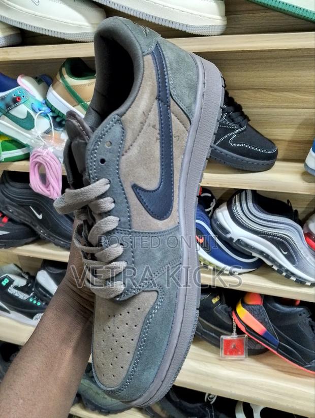 Air Jordan 1 Sb Dunks – Coffee – Limited Edition Sneakers - thumbnail 4