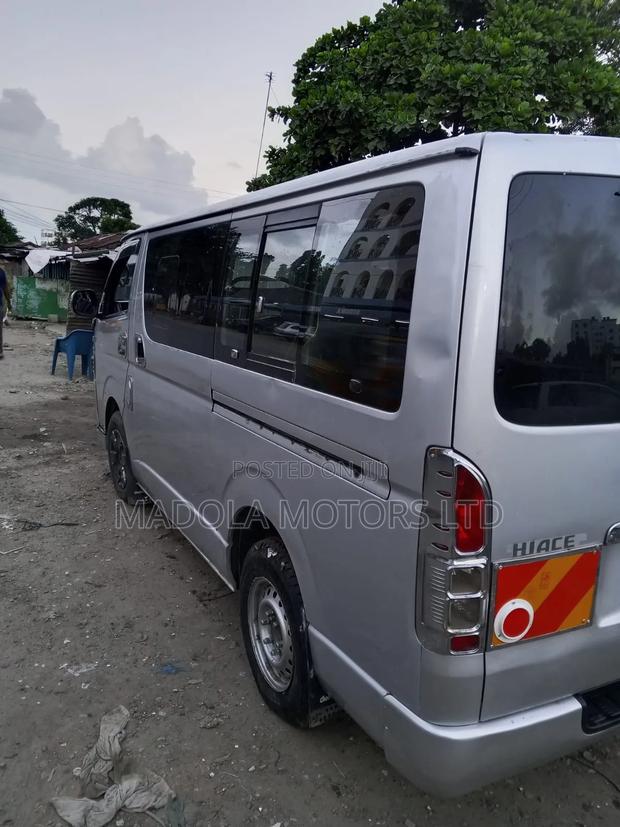 Toyota HiAce 2017 Silver - thumbnail 3