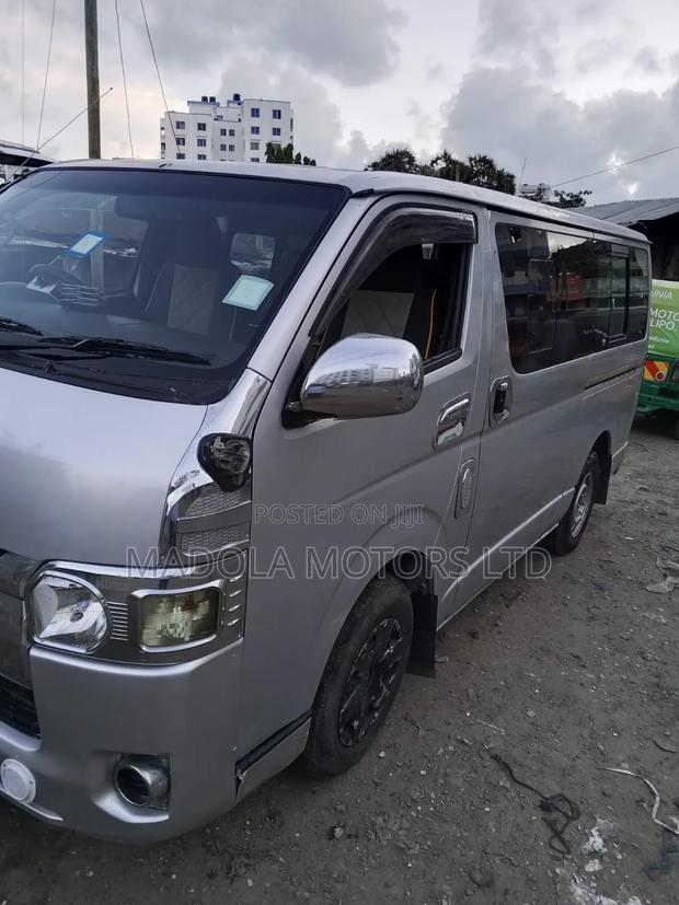 Toyota HiAce 2017 Silver - thumbnail 4