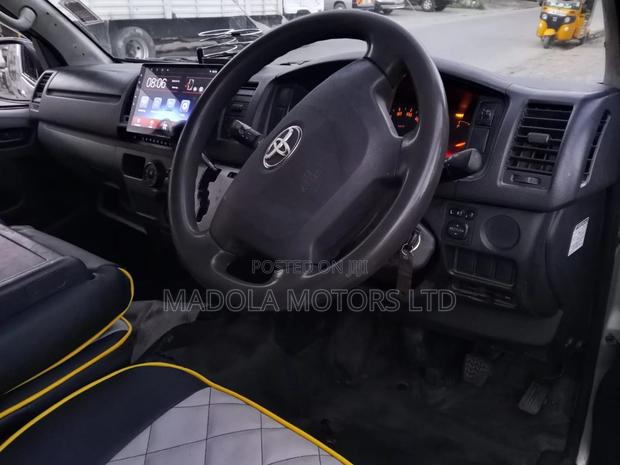 Toyota HiAce 2017 Silver - thumbnail 7