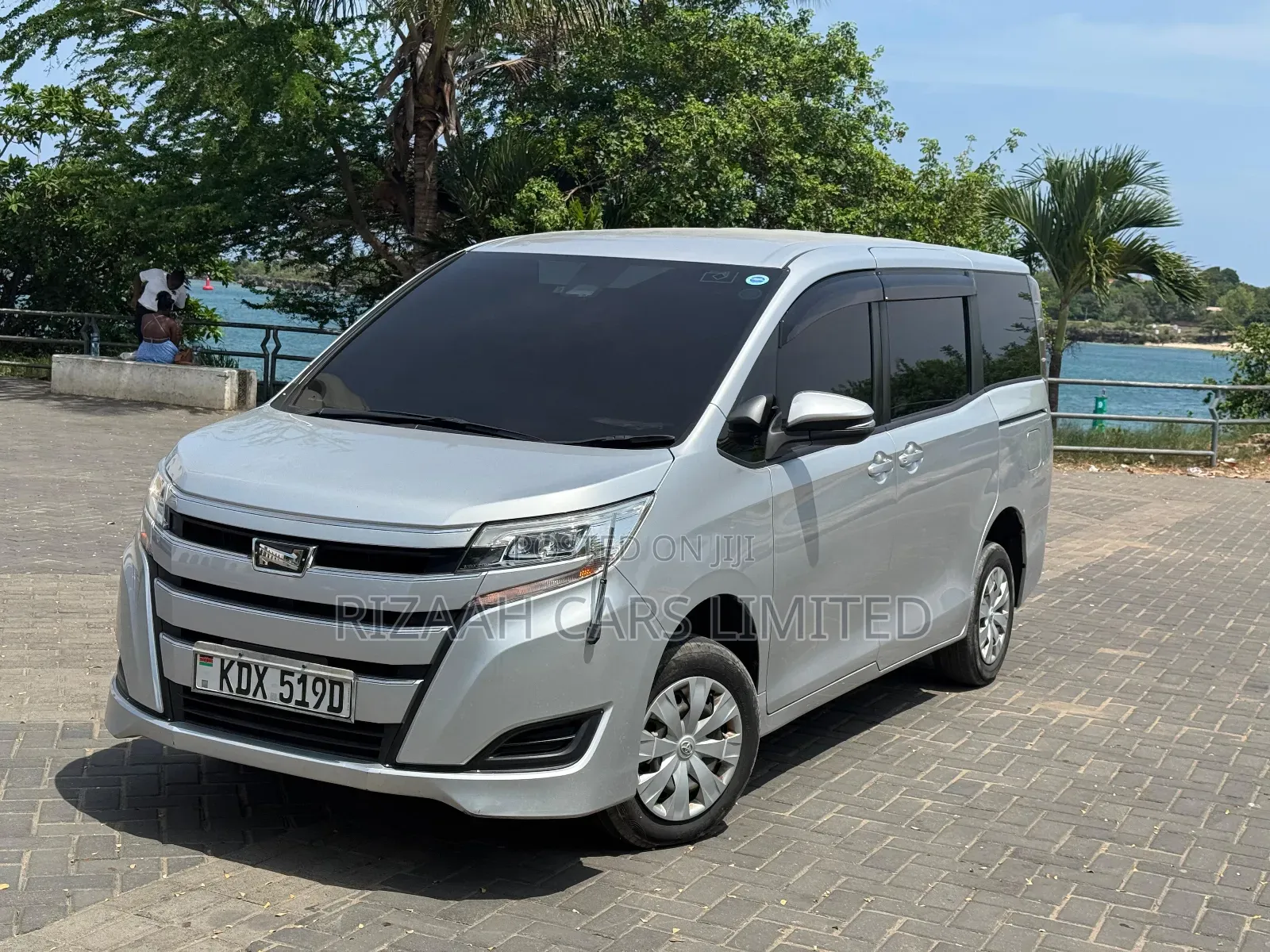 Toyota Noah 2018 Silver