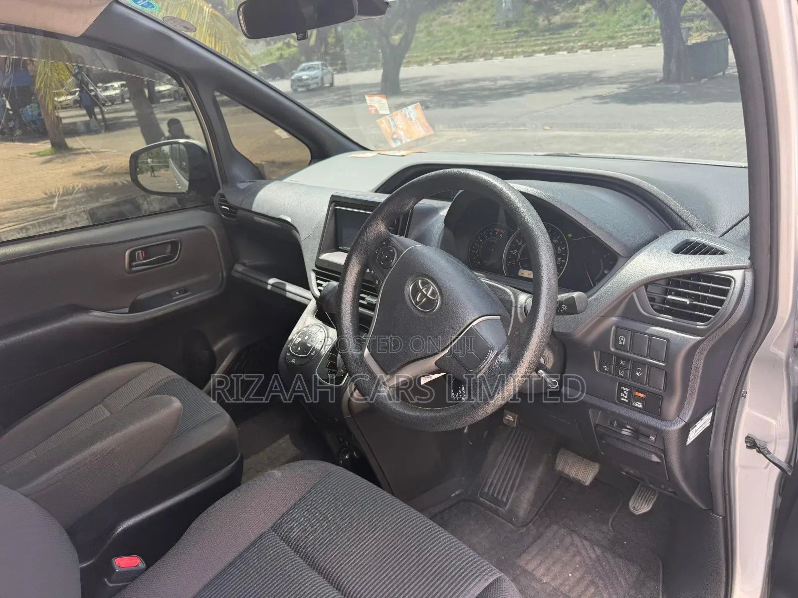 Toyota Noah 2018 Silver