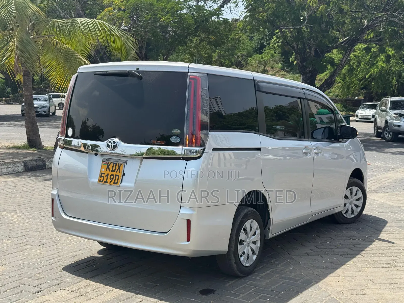 Toyota Noah 2018 Silver