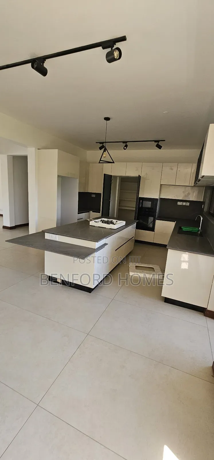 4bdrm Apartment in Nyali Luxurious for sale