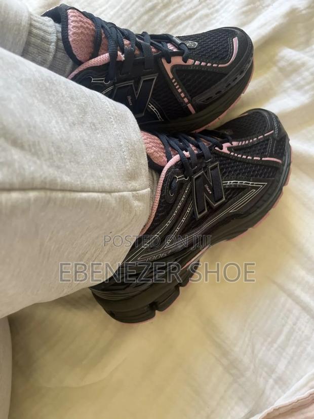 New Balance 906