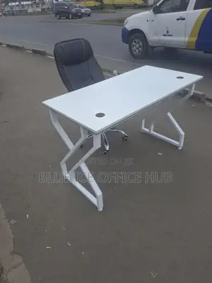 Modern White Office Desk With Comfort Executive Chair