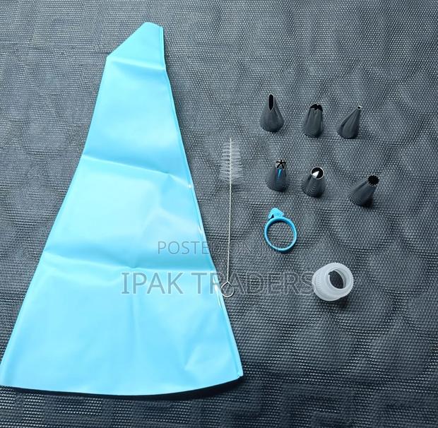 Piping Bag With Metallic Nozzles 