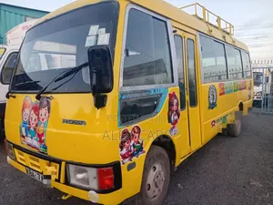 Mitsubishi Fuso Rosa 2000 Yellow