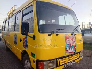 Mitsubishi Fuso Rosa 2000 Yellow