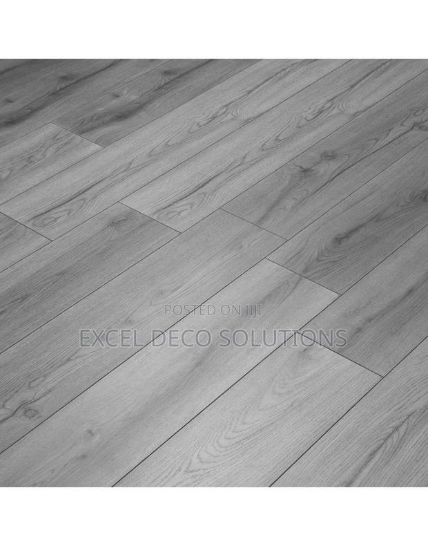 Laminate Floor Planks for Home Renovation and Office Interiors Use