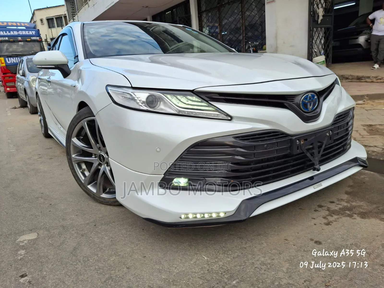 Toyota Camry Hybrid XLE 2023 White