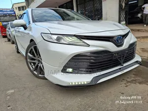 Toyota Camry Hybrid XLE 2023 White