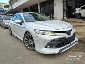 Toyota Camry Hybrid XLE 2023 White