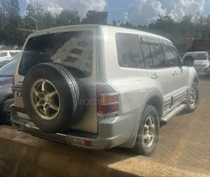 Mitsubishi Pajero 2000 Silver