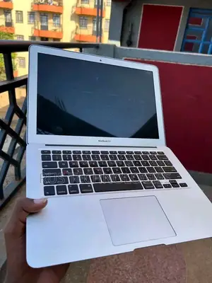Laptop Apple MacBook 4GB Intel Core i5 SSD 512GB