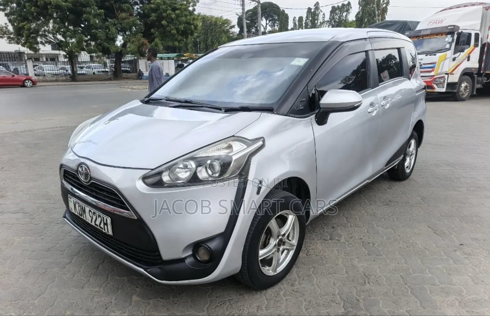 Toyota Sienta 2016 Silver