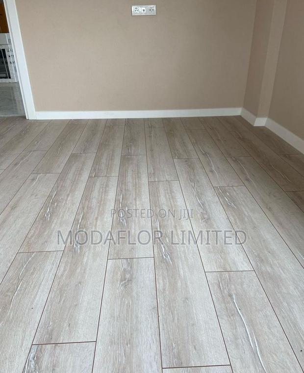 Modern Laminate Flooring for Living Room, Bedroom and Office Use