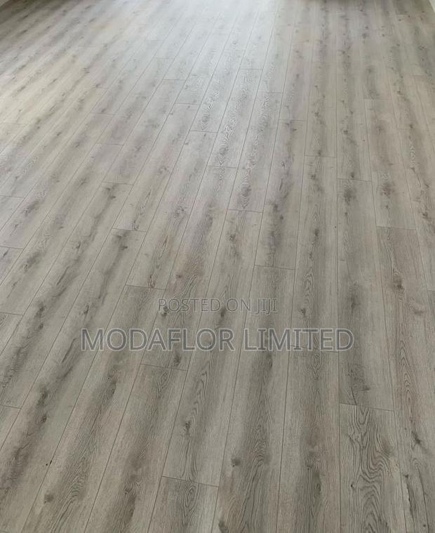 Laminate Flooring for Durable and Modern Indoor Floor Appearance