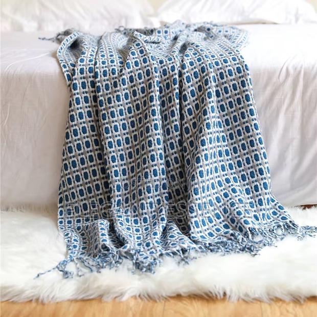 Printed Knitted Throw Blanket - thumbnail 3