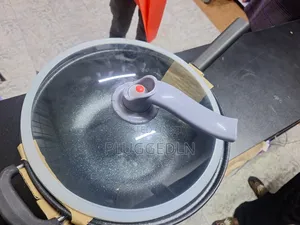 Wok Pan 
- 32 Cm Diameter 
Non Stick