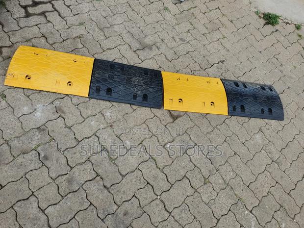 High Visibility Rubber Speed Bump - thumbnail 2