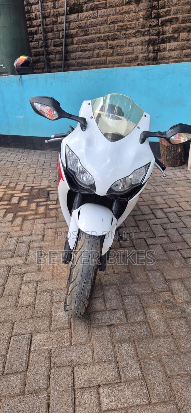 Honda CBR 2012 White - thumbnail 3