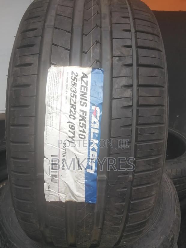 255/35-20 Falken Tyre