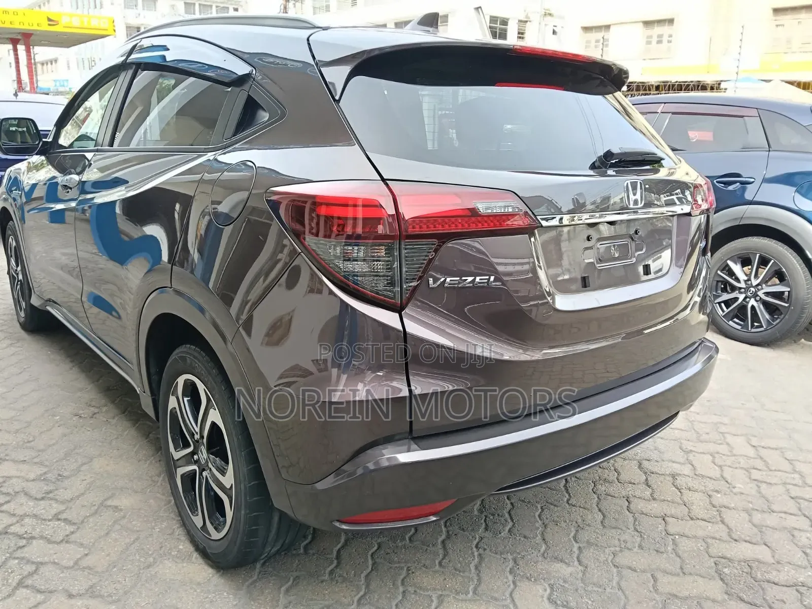 Honda Vezel 2018 Maroon