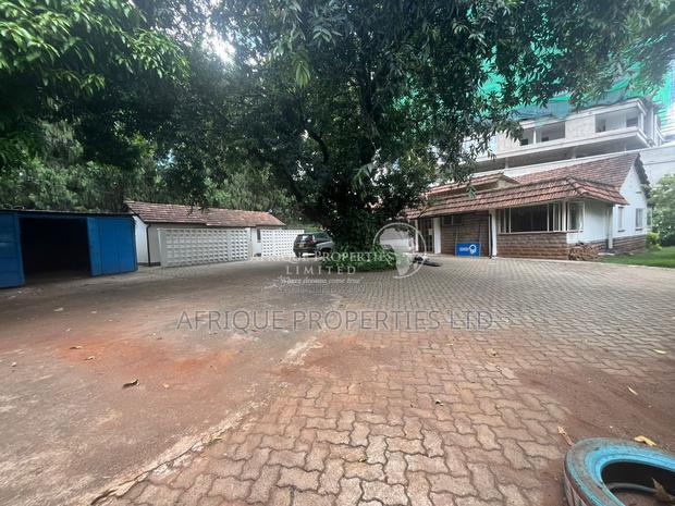 6 Bedrooms Bungalow Plus 2 DSQ Office Space for Rent in Westland