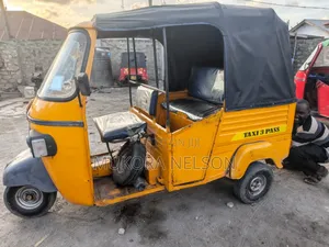Piaggio 2023 Yellow