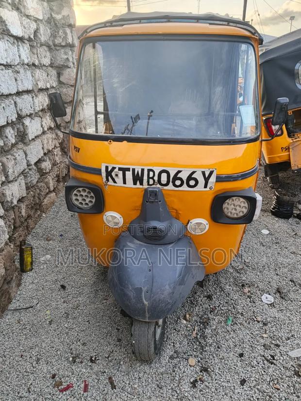 Piaggio 2023 Yellow