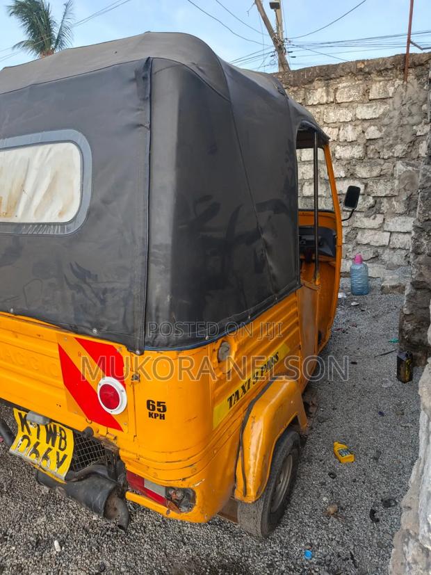 Piaggio 2023 Yellow - thumbnail 2