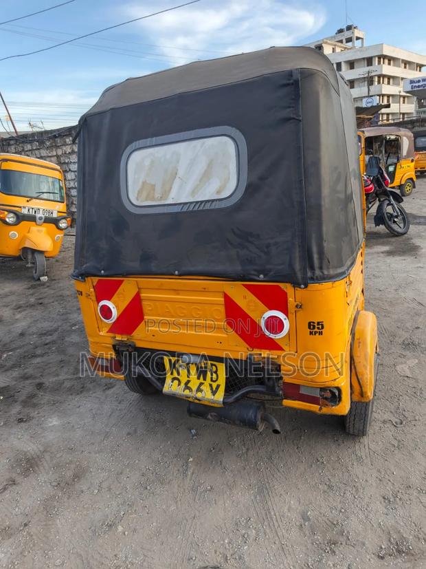 Piaggio 2023 Yellow - thumbnail 3