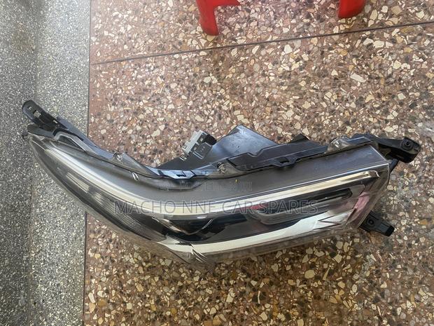 Toyota Hilux Revo 2020 Headlight - thumbnail 3