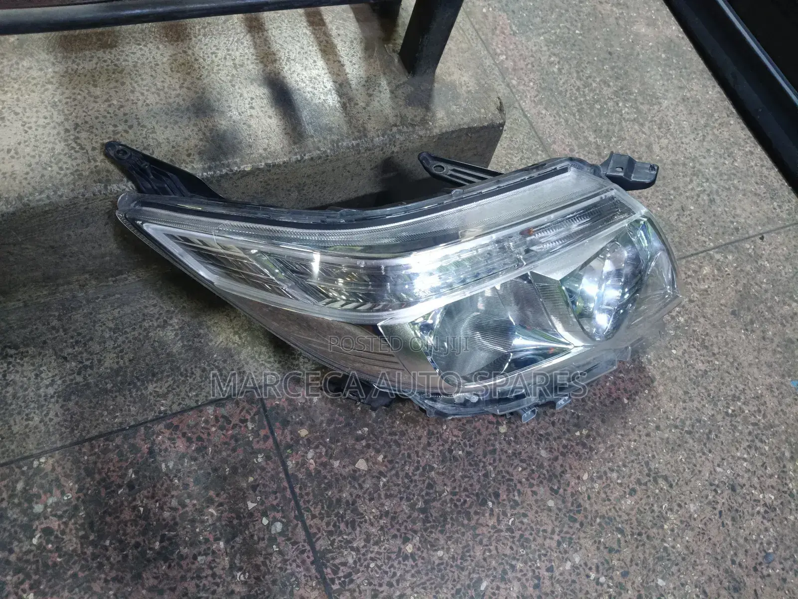 Headlight Noah Esquire 2015 Xenon (Engrave J)
