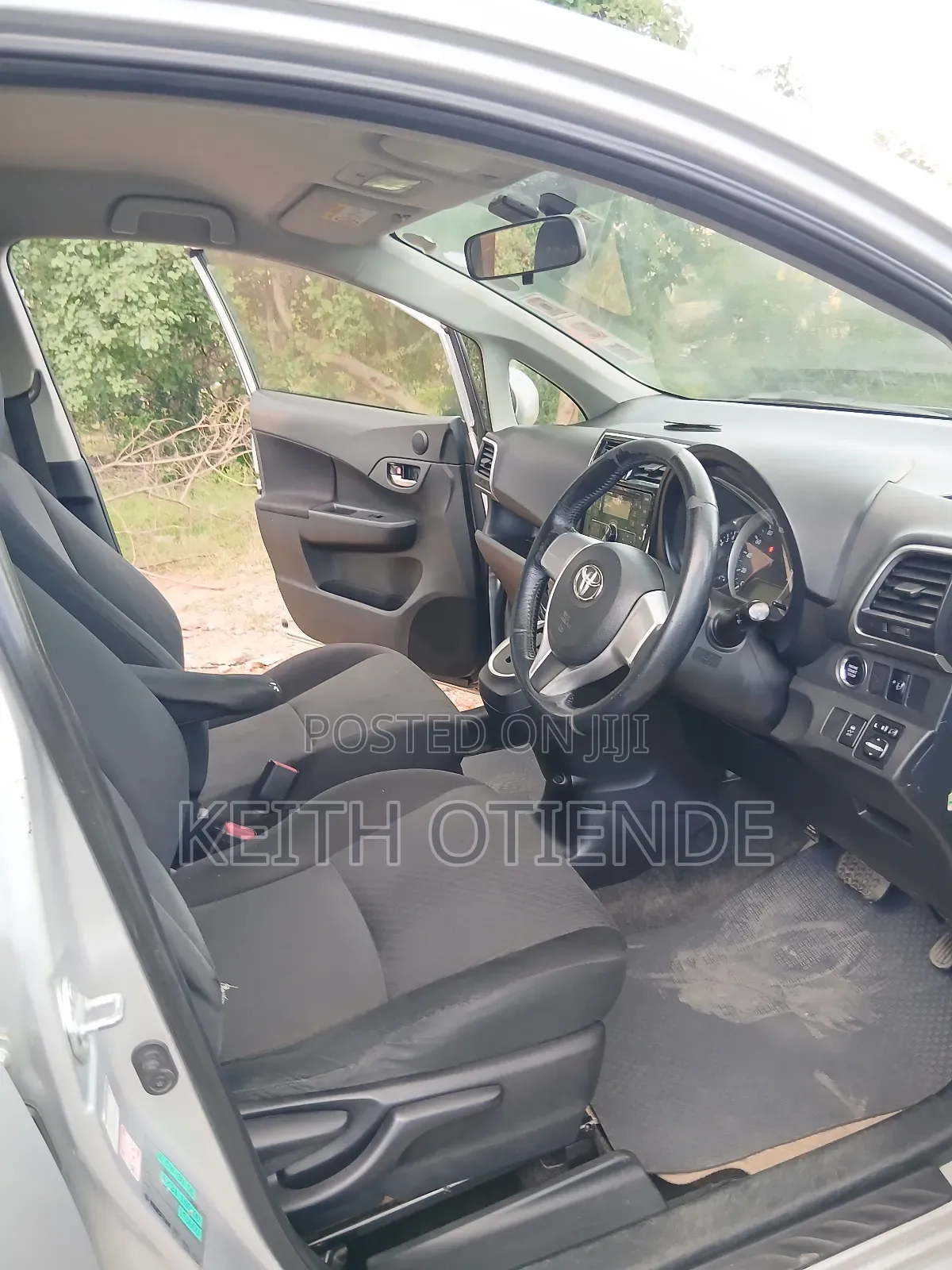 Toyota Ractis 1.3 FWD 2014 Silver