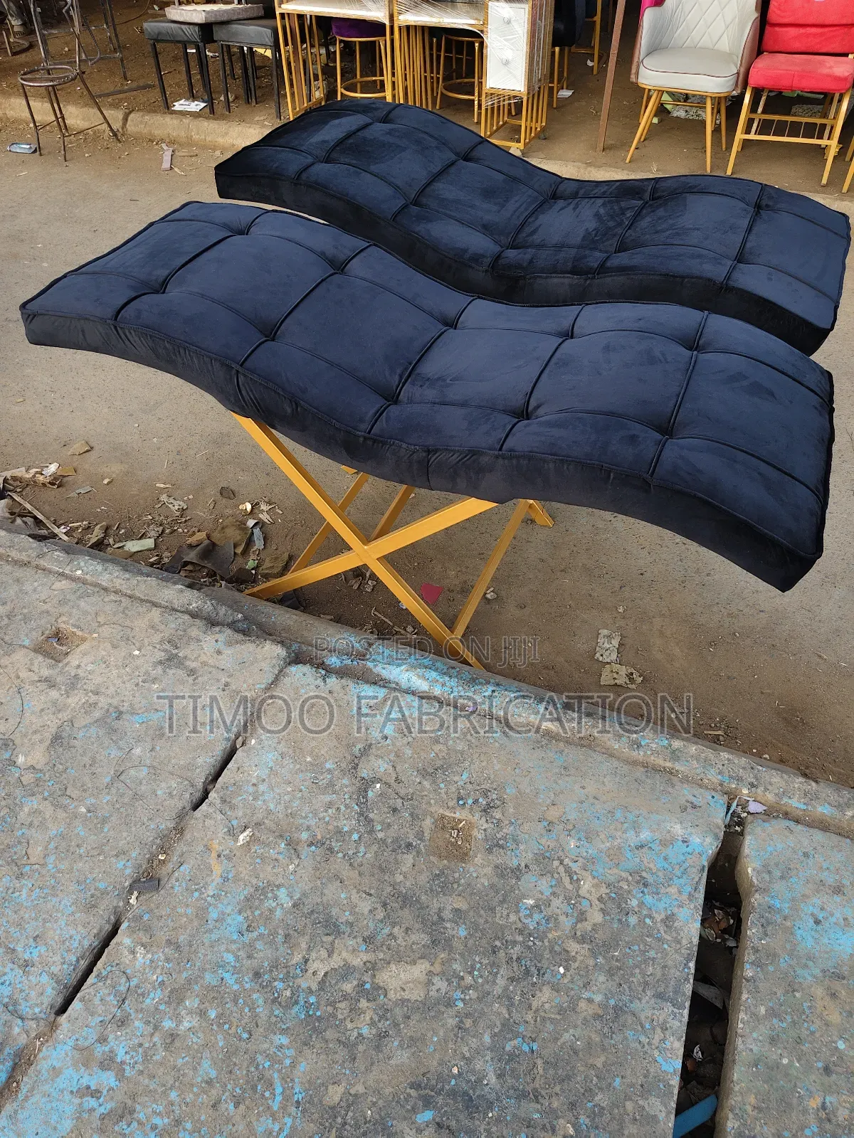 Make-Up Seats Black Lines
