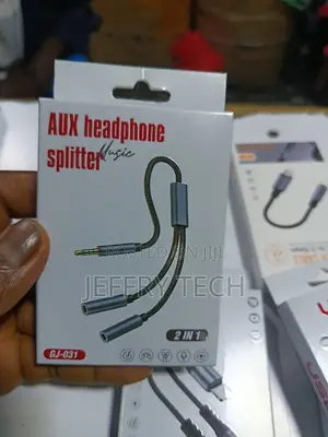 2-in-1 Aux Headphone Splitter, Model Gj-031