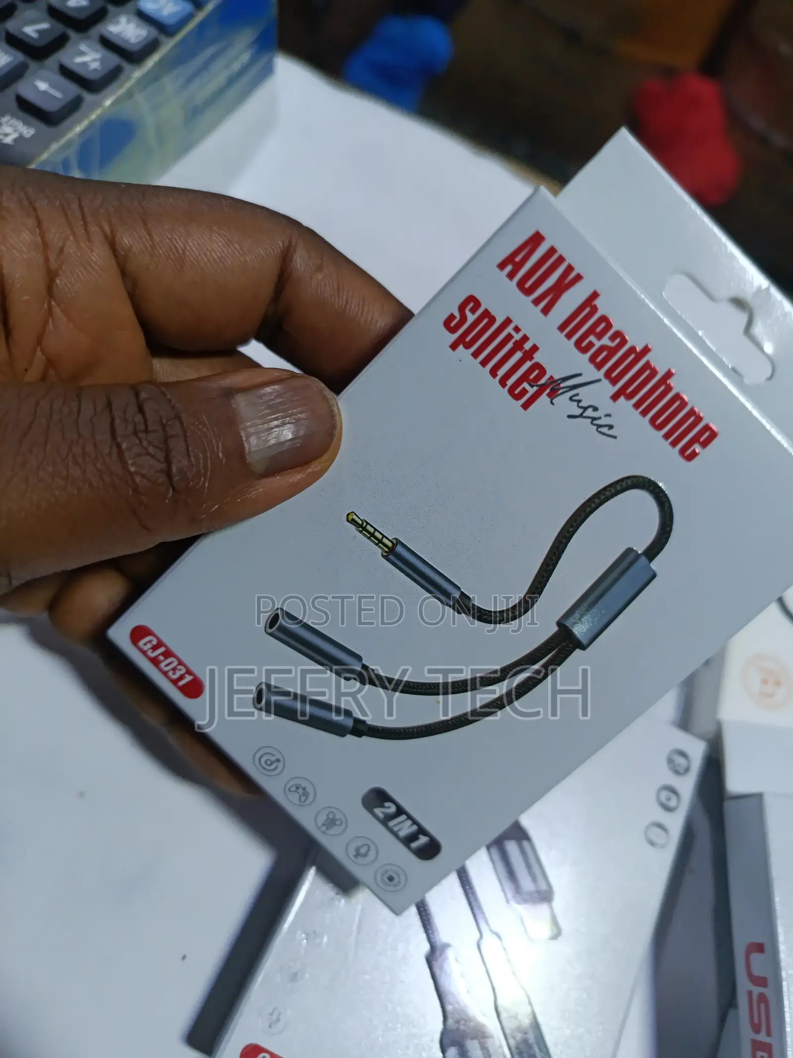 2-in-1 Aux Headphone Splitter, Model Gj-031