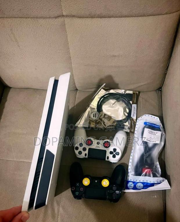 White Playstation 4 Slim - thumbnail 2
