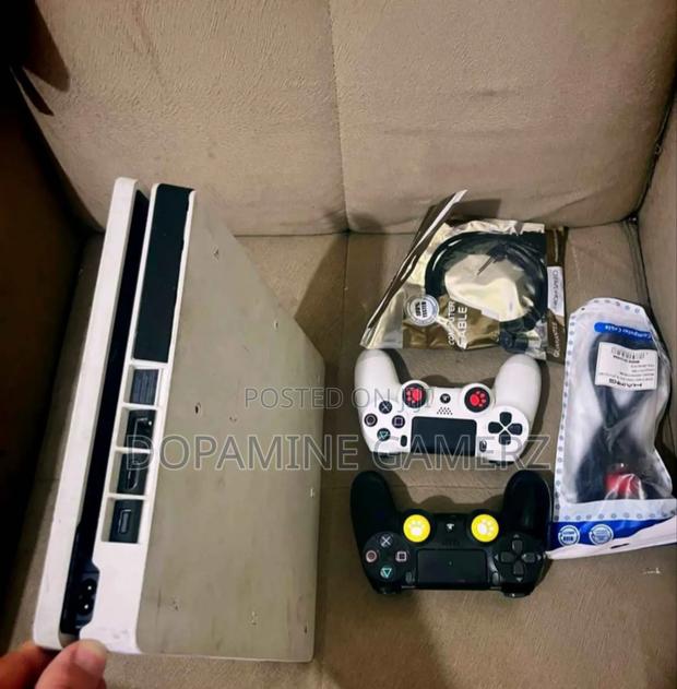 White Playstation 4 Slim - thumbnail 3
