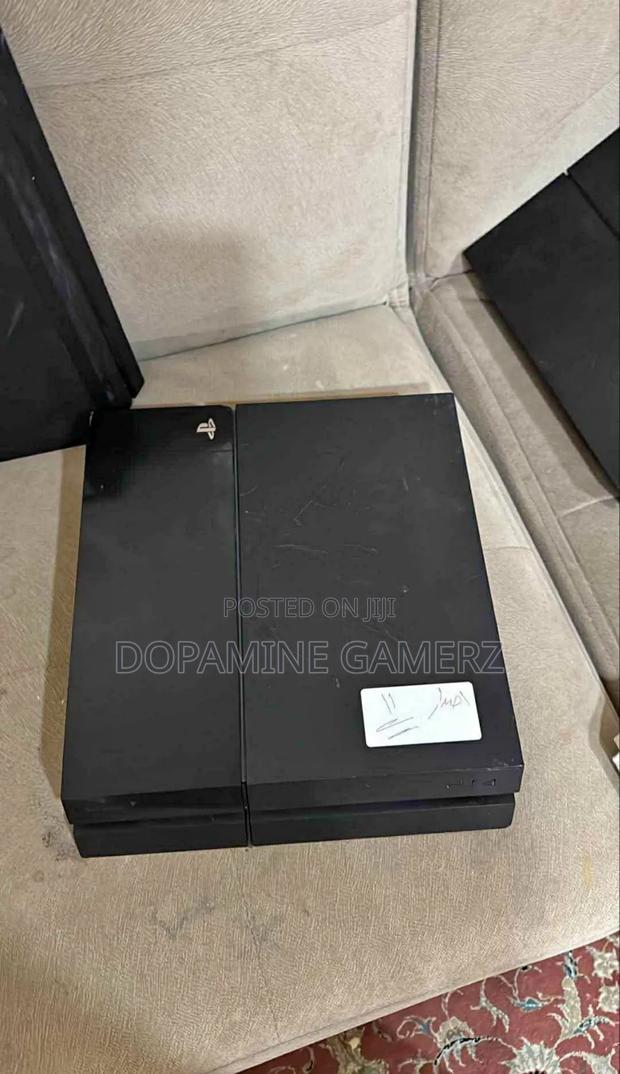 Playstation 4 Standard - main view